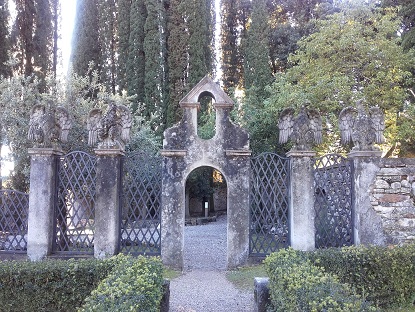 Vittoriale_ingresso_cimitero_cani