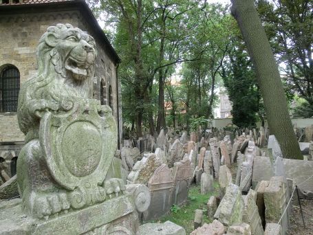 1200px-Vecchio_cimitero_ebraico_di_Praga (1)